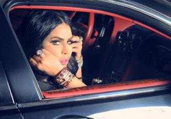 الفنانة الإماراتية أحلام تقود سيارتها لأول مرة في السعودية (فيديو)