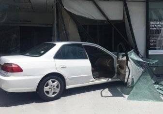 سيارة تحطم واجهة بنك في جدة (فيديو)