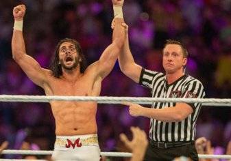 من هو البطل السعودي الذي هزم 50 مصارعًا في أكبر نزال بـ WWE؟ - فيديو