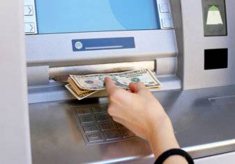 بالفيديو.. ماكينة للصرف الآلي تلقي الأموال على المارة