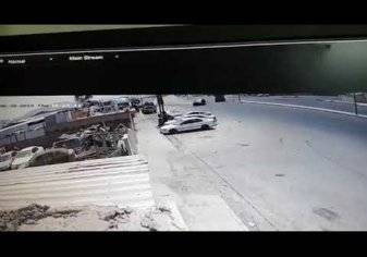 قائد جيب يفقد السيطرة على مركبته ويصطدم بسيارتين على جانب الطريق بنجران (فيديو)