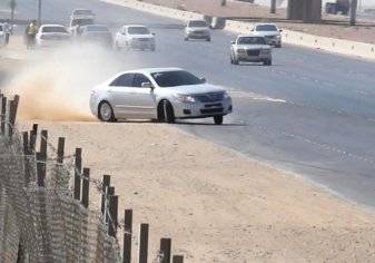 قائد سيارة مستهتر يكاد يتسبب في كارثة على أحد طرقات السعودية (فيديو)