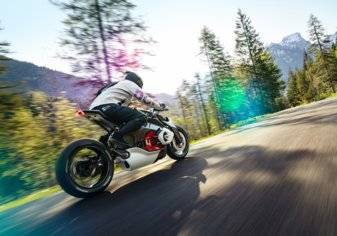 بي إم دبليو تزيح الستار عن الدراجة الاختبارية Vision DC Roadster (صور)