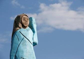 بالصور: زوجة ترامب على هيئة "خيال المآتة" .. في تمثال ساخر