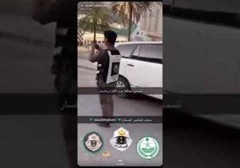 رجل مرور يحرر مخالفات "عدم الالتزام بالمسار" بحق مركبات على طريق الملك فهد بالرياض (فيديو)