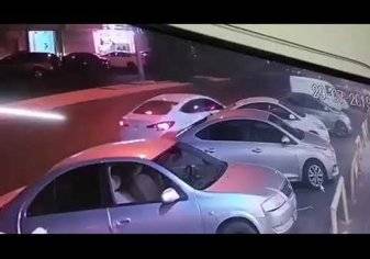 لحظة سرقة سيارة تركها صاحبها في وضع التشغيل بجدة (فيديو)