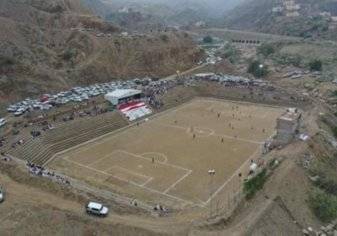 بالصور.. سعودي ينحت الجبال ويحولها لملعب كرة قدم