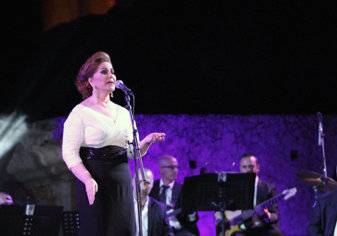 ميادة الحناوي تسقط على خشبة مسرح مهرجان صفاقس الغنائي بتونس (فيديو)