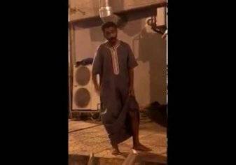 شرطة مكة تطيح بمواطن بعد ما فعله مع امرأة في أحد الأحياء السكنية (فيديو)