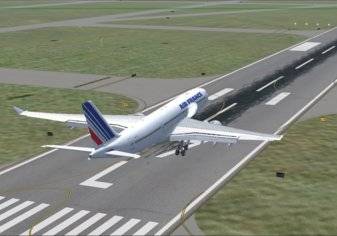 رجل يتسلق جدار المطار ليتمشى بين الطائرات!