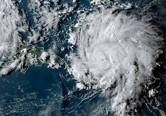 شاهد.. إعصار ”دوريان“ يضرب الباهاما ويقترب من أمريكا