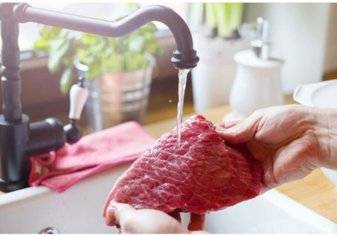 إحذر .. هذه خطورة غسل اللحوم قبل طبخها!