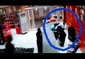 بالفيديو.. سعودي يعتدى بالضرب على موظفة استقبال في فندق