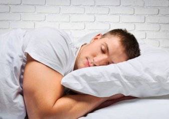 وضعية نومك تؤثر على صحة قلبك وعظامك!