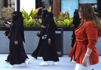 السعودية: هل خروج المرأة دون عباءة وحجاب يعرضها للمسائلة؟