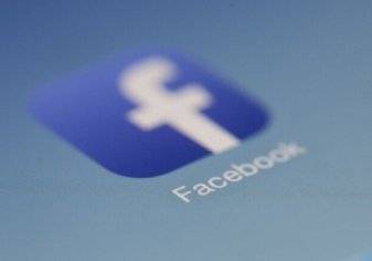 "فيسبوك" تجمع رسائلك النصية والمكالمات الخاصة بك