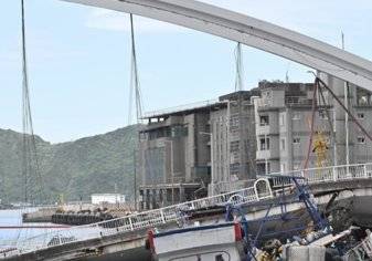 بالفيديو .. لحظة انهيار جسر في تايوان