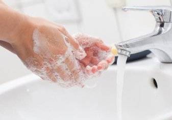 تعرف على خطورة المبالغة بغسل اليدين!