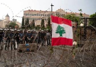 تجميد عمل البنوك اللبنانية حتى إشعار آخر