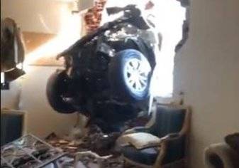سيارة طائشة تخترق جدار منزل بجدة (فيديو)
