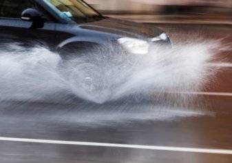 كيف تسيطر على السيارة من الانزلاق اثناء المطر؟