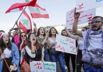 لبنانيون يتهافتون على تخزين السلع.. وقطاعات تدق ناقوس الخطر!