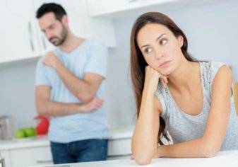 لماذا تنزعج المرأة بوجود زوجها بالمنزل؟