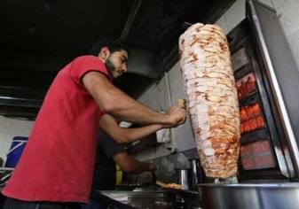شاهد .. شخص يسرق "سيخ شاورما" من أحد مطاعم لبنان
