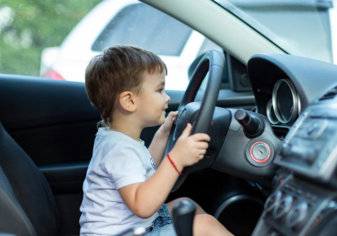 بالفيديو .. طفل يقود سيارة يرعب رواد السوشيال