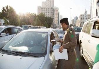 بالفيديو .. شرطة المرور توزِع المال في الرياض