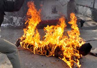 لاعب يحرق زوجته وأطفاله الثلاثة في الشارع