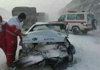 شاهد.. انزلاق جماعي لسيارات في إيران