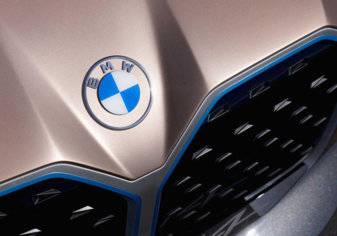 طراز كهربائي يكشف شعار BMW الجديد (صور)