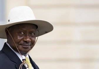 شاهد.. رئيس أوغندا يؤدي التمارين الرياضة من المنزل