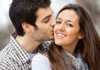 دراسة: "تقبيل" الزوجة يطيل العمر ويكسب المال!