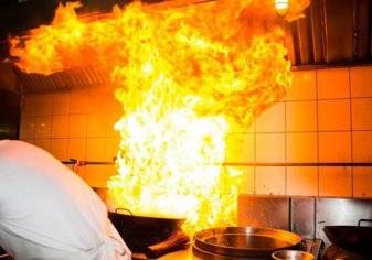 بالفيديو .. اشعال حريق على الهواء في برنامج طبخ