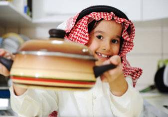 كيف تشجع طفلك على العمل الخيري في رمضان؟