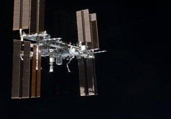 "شاهد" لحظة مرور محطة الفضاء الدولية بسماء عُمان