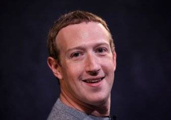 مؤسس فيسبوك ينشر صورة حلاقة شعرة على يد زوجته