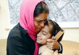 شاهد .. لقاء مبكي بين أم وابنتها في مطار دبي