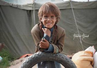 نظارة طفل يمني تشغل مواقع التواصل.. وهذه حكايتها؟