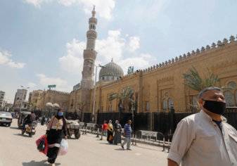 شاهد.. هروب إمام مسجد مع المصليين بعد أداء صلاة العيد