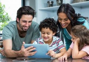 كيف تدرب طفلك على الاستفادة من الإنترنت في فترة العزل؟