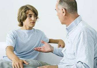 كيف تتعامل مع غراميات ابنك المراهق؟