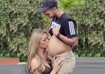 عارضة أزياء تنشر صور زوجها الحامل بالشهر الثامن! شاهد "الصور"