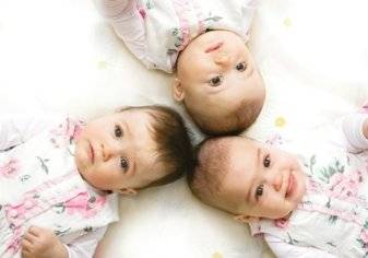 طبيب يولد 3 شقيقات في نفس اليوم