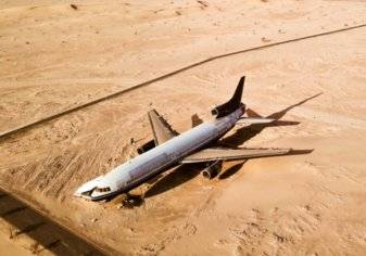 طائرة ضخمة تجلس وسط صحراء أبوظبي.. ما قصتها؟
