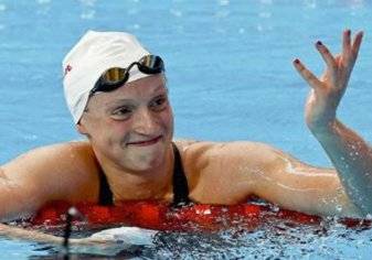 شاهد.. سباحة أولمبية تعرض مهارة الاتزان بطريقة غير مألوفه