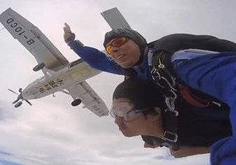 بالصور: شاب يتحدى الإعاقة بالطيران الحر والغوص في الأعماق