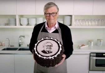 بيل غيتس يحتفل بعيد ميلاد الملياردير بافيت على طريقته الخاصة (فيديو)